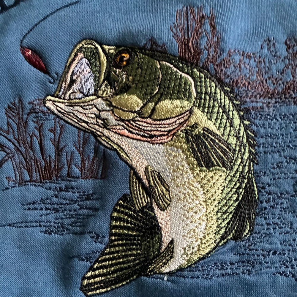Woodland Trail Bass Fishing Sweatshirt Bait & Tackle Graphic L NWT - Picture 4 of 6